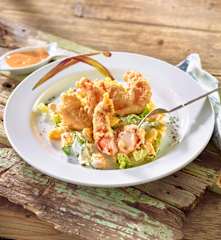 Tempura-Gambas auf Mango-Salat mit Chili-Mayonnaise