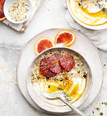 Skyr bowl, arance e frutta secca all'avena