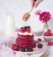 Różowe pancakes z serkiem waniliowym