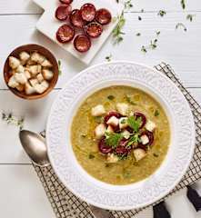 Hrachová polévka s uzeným masem a klobásou