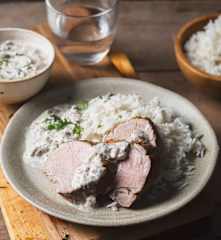 Pečená vepřová panenka s rýží a houbovou omáčkou