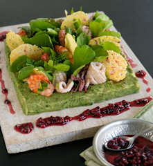 Σαλάτα με θαλασσινά, γουακαμόλε και σάλτσα ροδιού