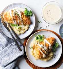 Pollo con costra de parmesano y crema de limón