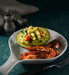 烤大蝦佐酪梨莎莎