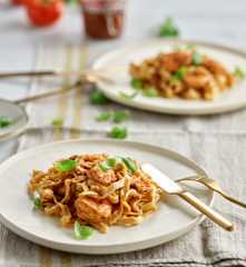 Makaron domowy z krewetkami i czerwonym pesto