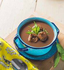 Sopa de frijol y bolitas de masa