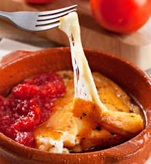 Tomate confitado con queso provolone