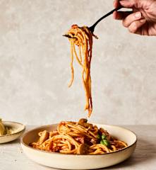 Σπαγγέτι με ντομάτες και μανιτάρια