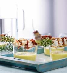 Brochetas de rape con crema de almendra y azafrán