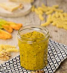 Pesto giallo noci e fiori di zucca