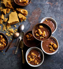 Mousse de chocolate gelada com honeycomb