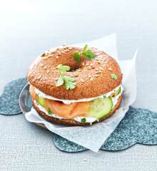 Bagel con salmone affumicato e cetriolo