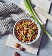 Haselnuss-Crunch mit Lauchzwiebeln