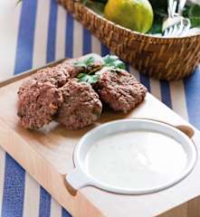 Kofta de carne con salsa de yogur (yogurtlu Köfte)