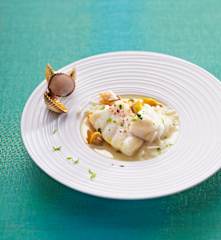 Bouillon thaï à la lotte, aux coques et au poivre vert