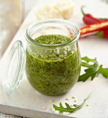Pesto mit Rucola und Chili