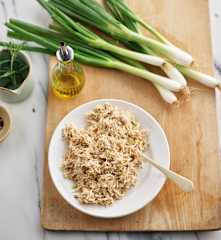 Hähnchenfleisch und Frühlingszwiebeln anbraten und zerkleinern