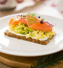 Salada nórdica de couve e maçã com salmão fumado
