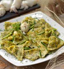 Ravioli di sfoglia al basilico con ripieno di seppie