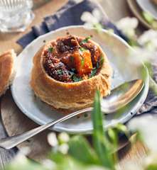 Wacholdergulasch im Roggenbrötchen