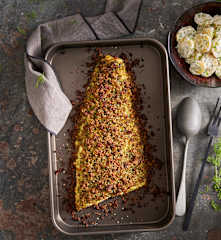 Lombo de salmão com crosta de ervas aromáticas e salada de batata