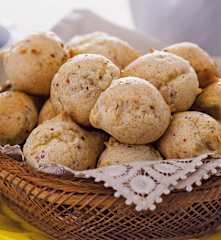 Mini pão de queijo com calabresa