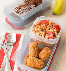 Croquetas de salchicha con ensalada de alubias y tomates