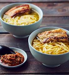 Pancetta di maiale a Cottura Lenta con noodles e salsa al miso