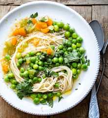 Nouilles aux petits pois, bouillon épicé à la coriandre