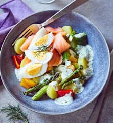 Kartoffelsalat mit Spargel und Räucherlachs