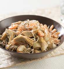 Salteado de alcachofas, gambas y angulas de surimi