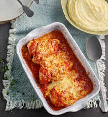 Überbackene Hähnchenbrust in Tomatensauce mit Kartoffelpüree