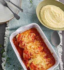 Peitos de frango pizzaiola com puré de batata e aipo