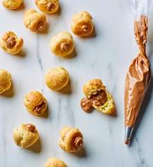 Piccoli bignè con crema alle nocciole