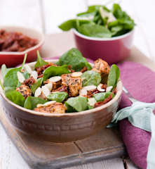 Špenátový salát s kuřetem a se sušenými rajčaty