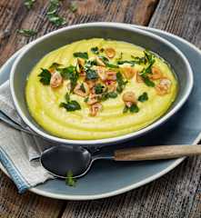 Kartoffel-Knoblauch-Püree mit Safran