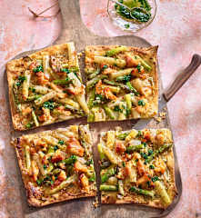 Spargel-Lachs-Flammkuchen