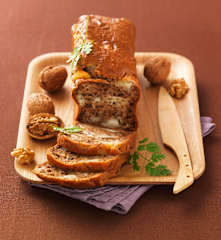 Plumcake salato con formaggio di capra e noci