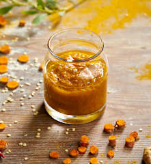 Pasta de caril amarela