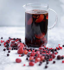 Sangria tinta de ameixa e frutos vermelhos