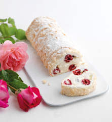 Torta merengada com chantilly e framboesa