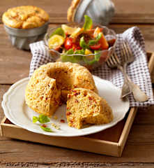 Paradeiser-Gugelhupf mit Mandeln