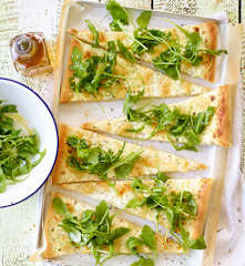 Weiße Pizza mit Rucola