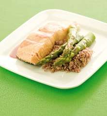 Salmone al vino con punte di asparagi e quinoa