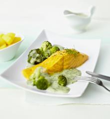 Lachs mit Kartoffeln, Brokkoli und Dillsauce