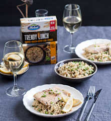 Łosoś na parze z cytrynowym mhammasem z groszkiem, grzybami leśnymi i tymiankiem