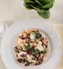 Arroz con bacalao, espinacas y judías rojas