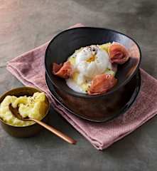 Wachsweiches Ei auf Erdäpfelpüree & Knoblauch-Kokos-Wolke