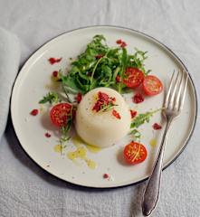 Weißes Paradeismousse mit Rucola und Paradeisflakes
