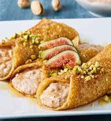Crepas sin gluten rellenas de crema de almendras, pistaches e higos